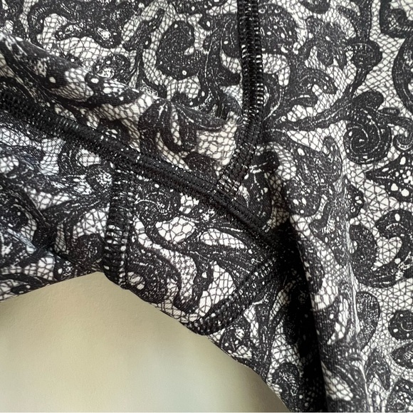 Lululemon Outrun 17" Crop Mini Cinder Lace White Black / Black Size 4 Coquette - Picture 8 of 15